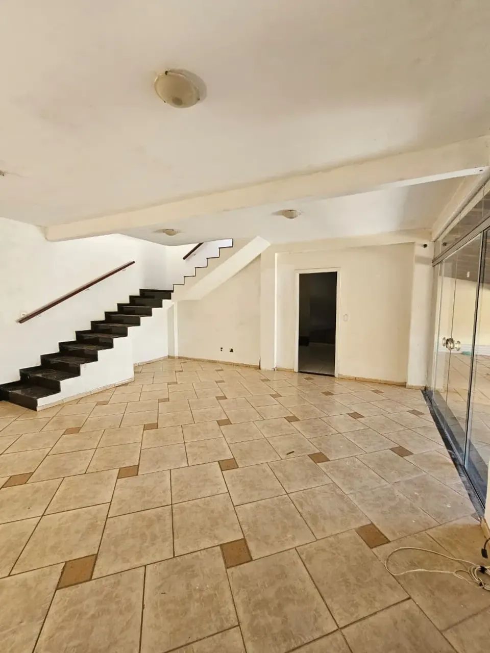 Conforto e Espaço: Casa de 2 Pavimentos com Área Verde e Frutíferas - Foto 5