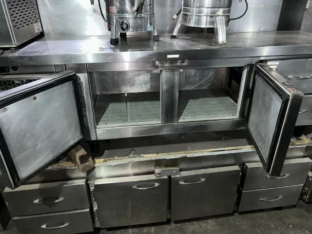 balcão inox - com portas e gavetas e espaço no tampo para cubas refrigerada - Foto 3