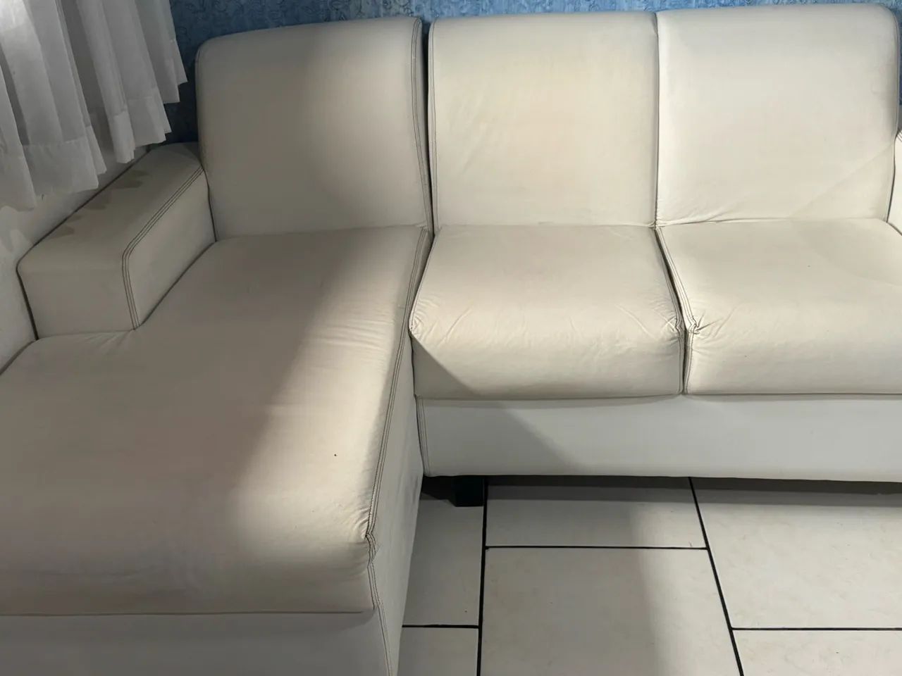 Sofá de couro e rack c/ suporte  - Foto 2
