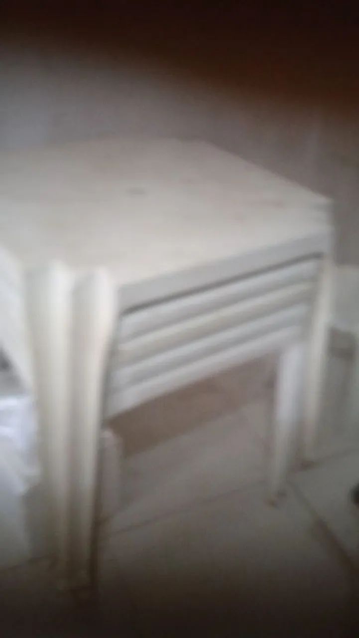 vendo 8 cadeiras e 4 mesas branca - Foto 2