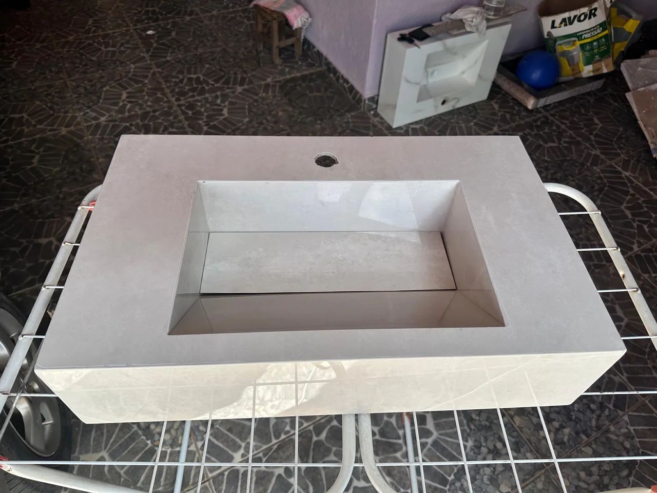 Vendo pia em porcelanato 60 por 40 nova , 250 reais 