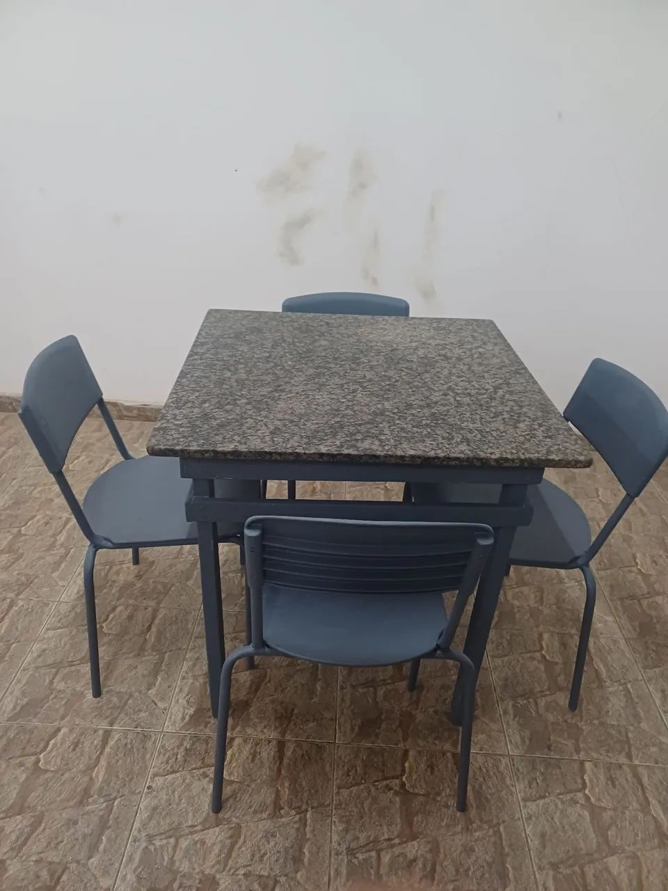 Vendo essa mesa com 4 cadeiras 