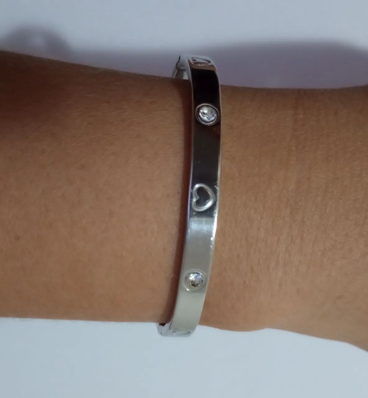 Pulseira prateada de aço