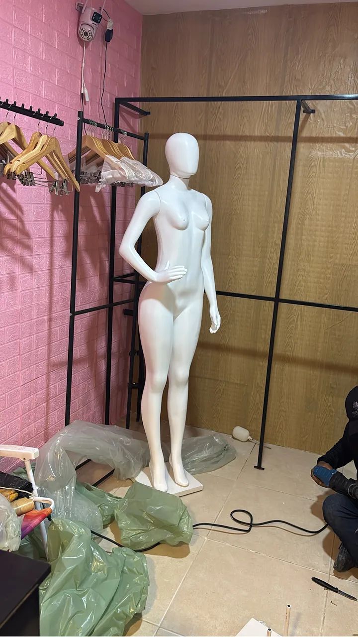 Vende-se maniquim e item de loja