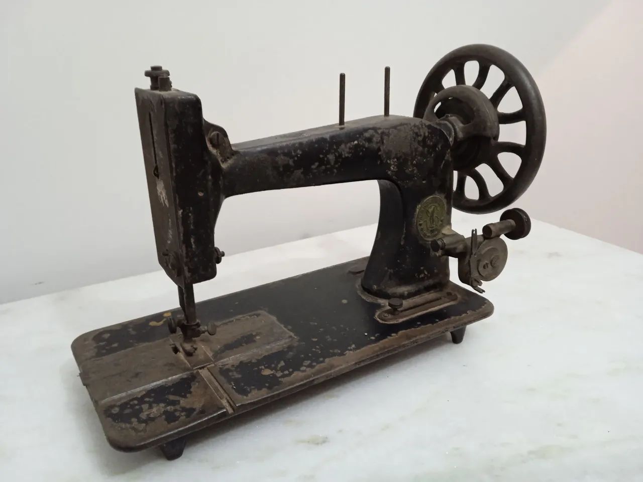 Máquina de costura antiga - Foto 3