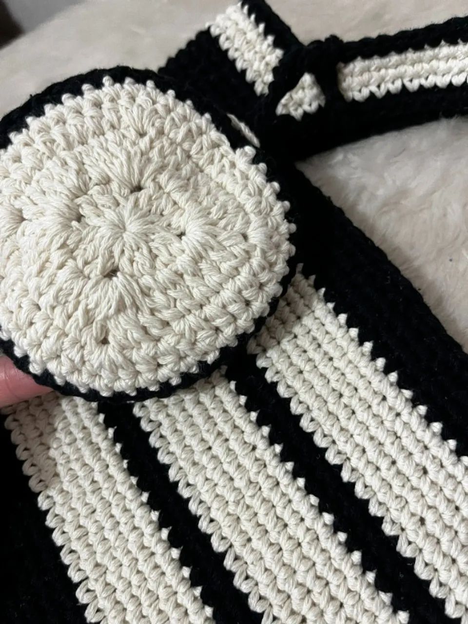 Bolsa de Crochê Preta e Creme Barbante Artesanal - Foto 3