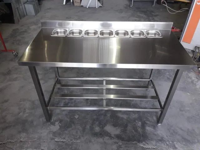 Mesa de inox com condimentadora na bancada  - Foto 4