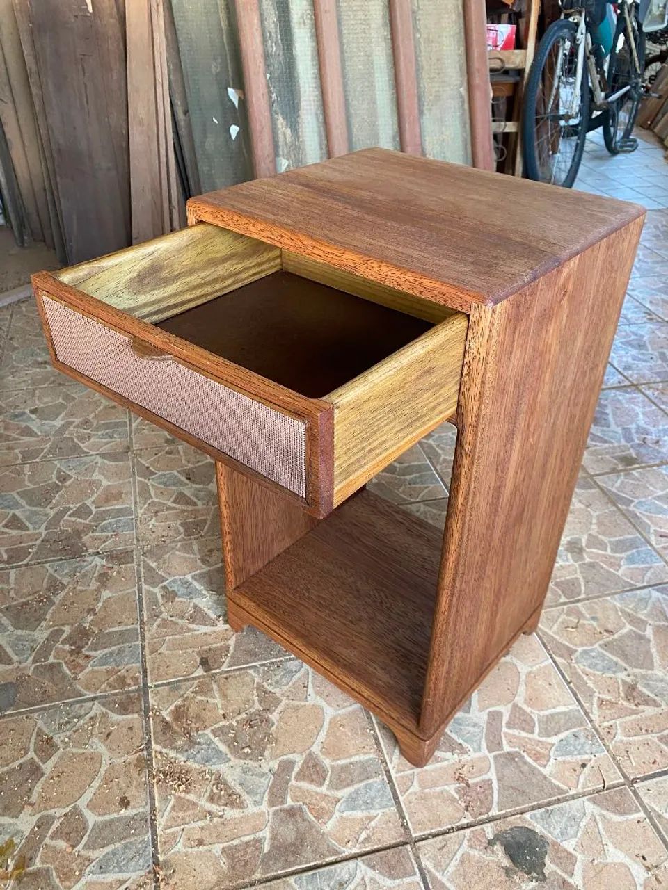 Mesa de cabeceira maciça autoral - Foto 4