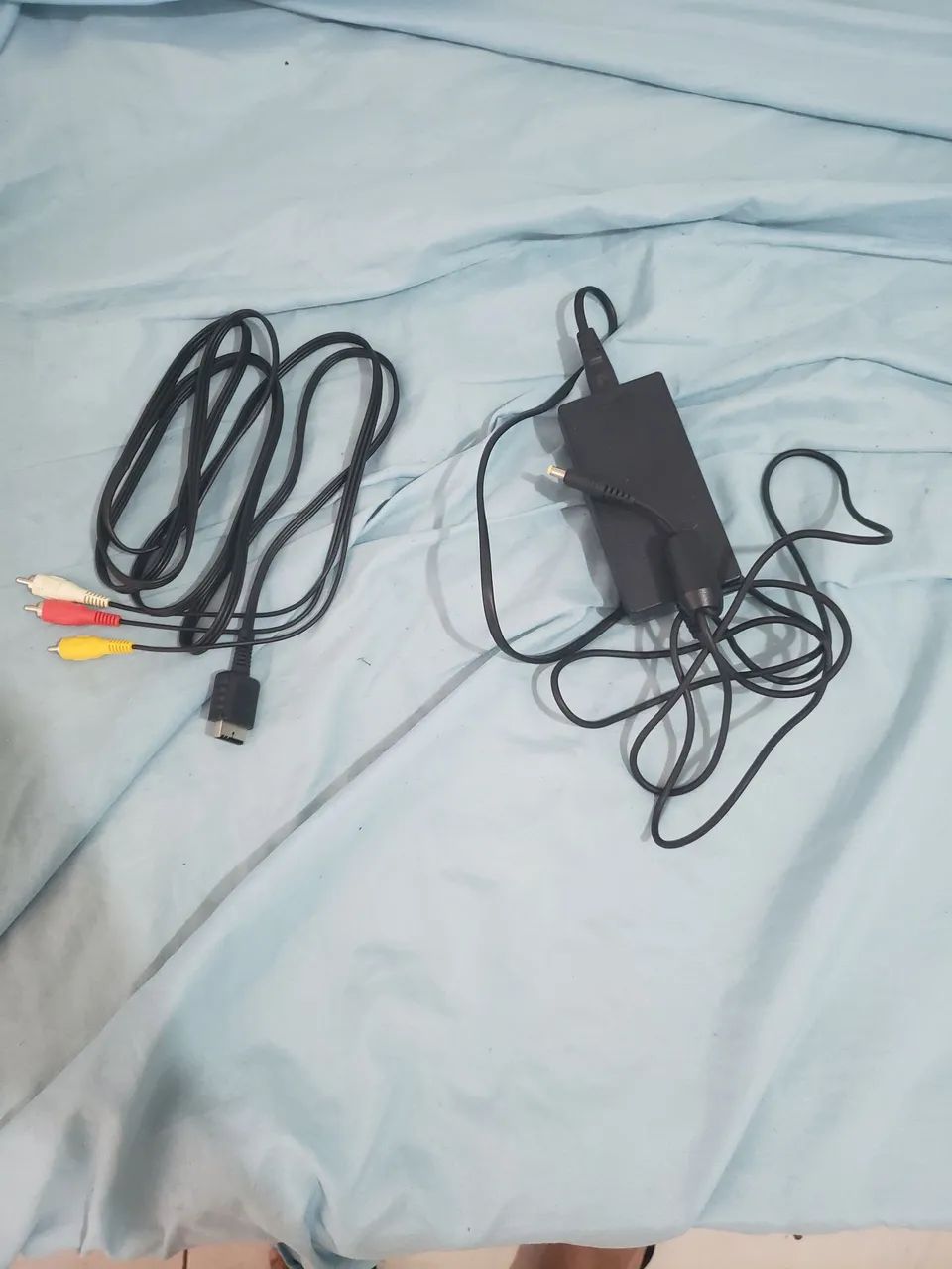 Cabo AV e fonte para PlayStation 2.