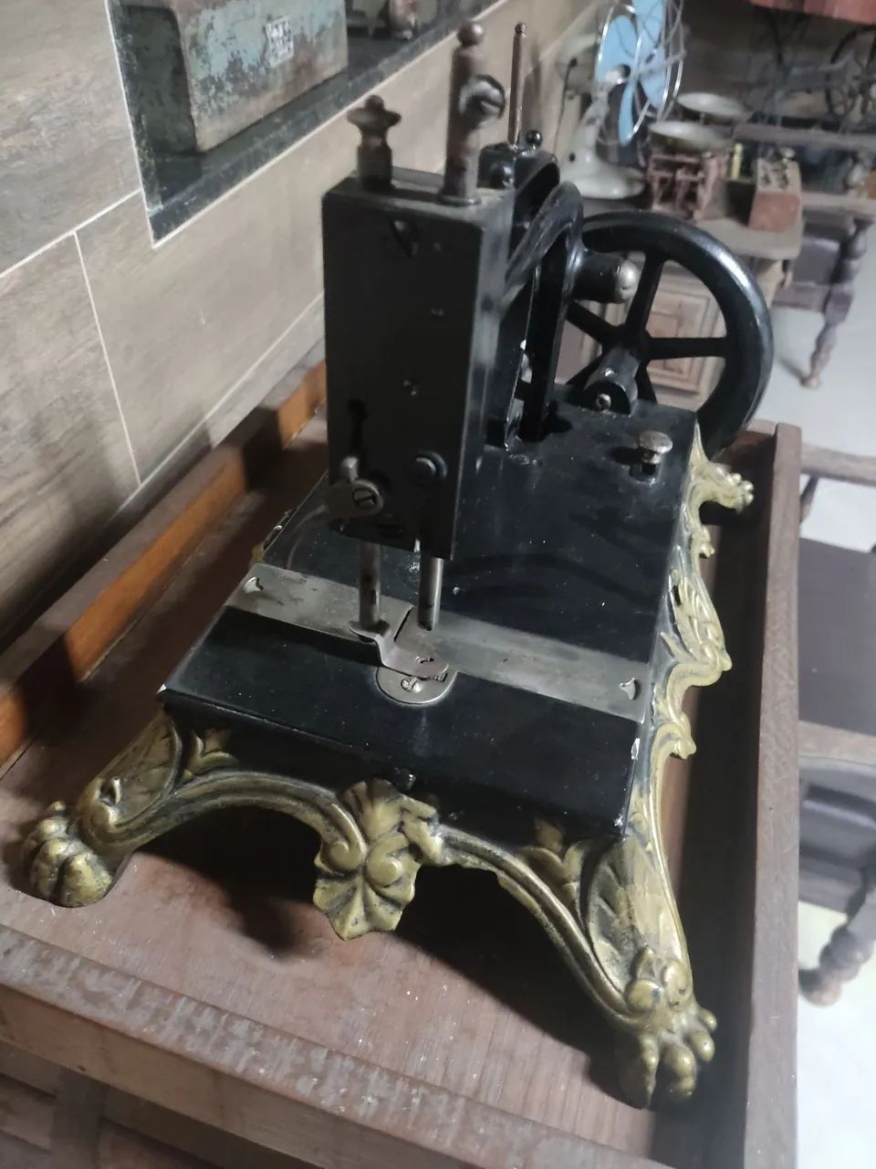 Máquina de costura antiga.