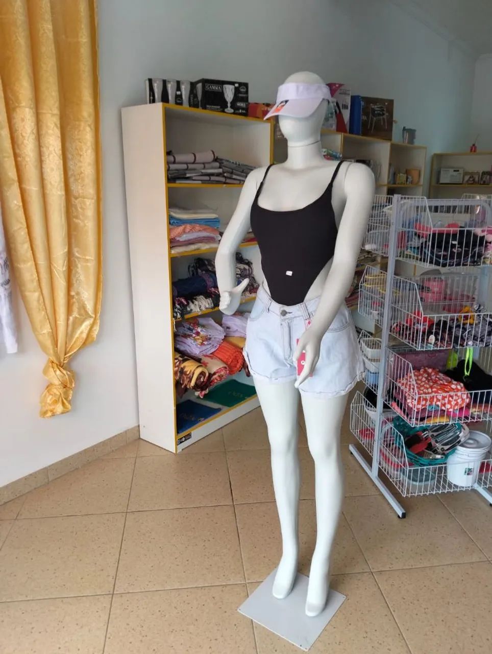 Arara com 8 cestos para loja de roupa