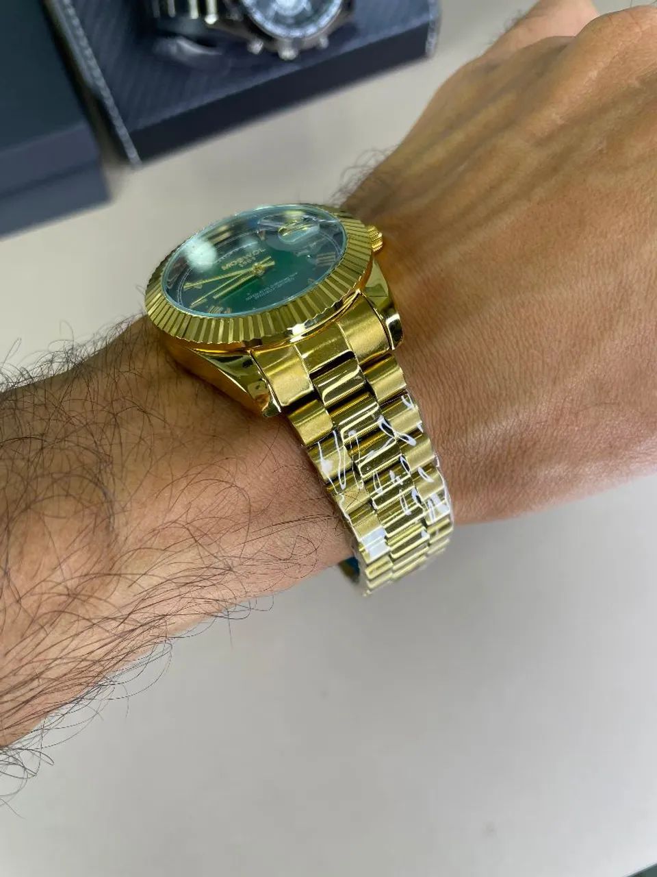 Relógio Daydate Mobwol Dourado com fundo verde  - Foto 4