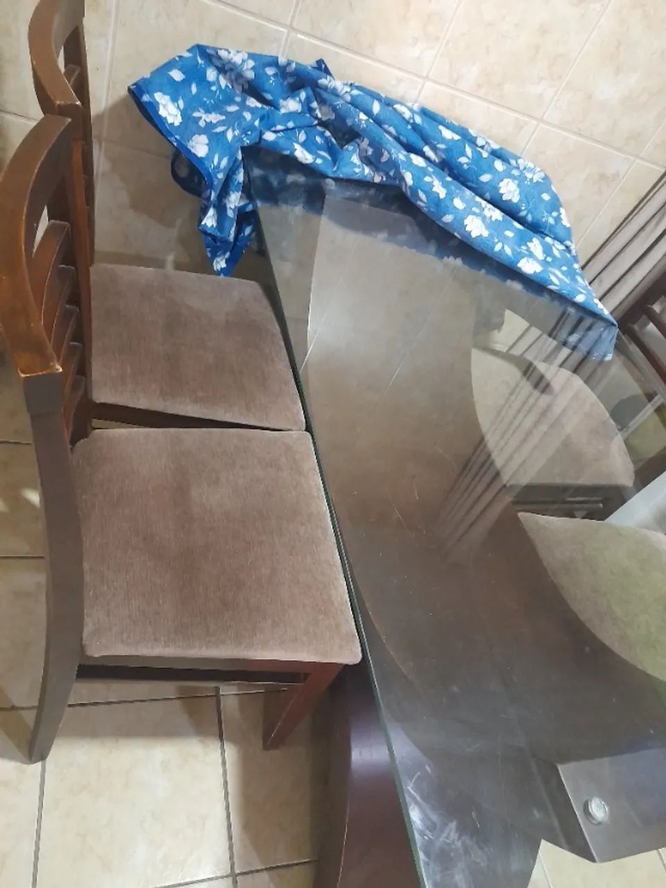 Mesa com 4 cadeiras, tampo de vidro em nome estado. - Foto 2