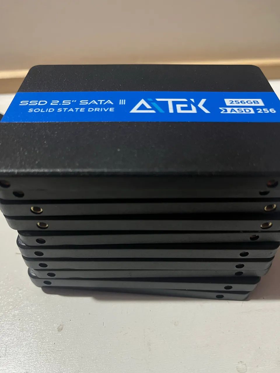 Dez SSDs SATA III de 2.5 polegadas da marca Aitek - Foto 2