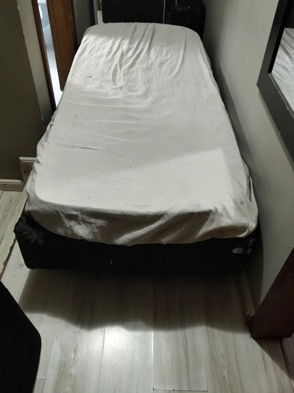 Guarda roupa semi novo desmontado cama box mesinha e cabeceira  - Foto 4