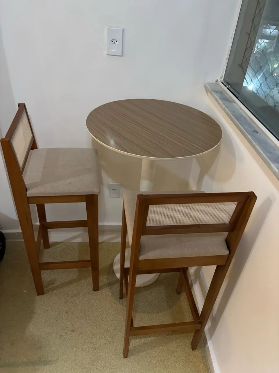 Duas banquetas e uma mesa 