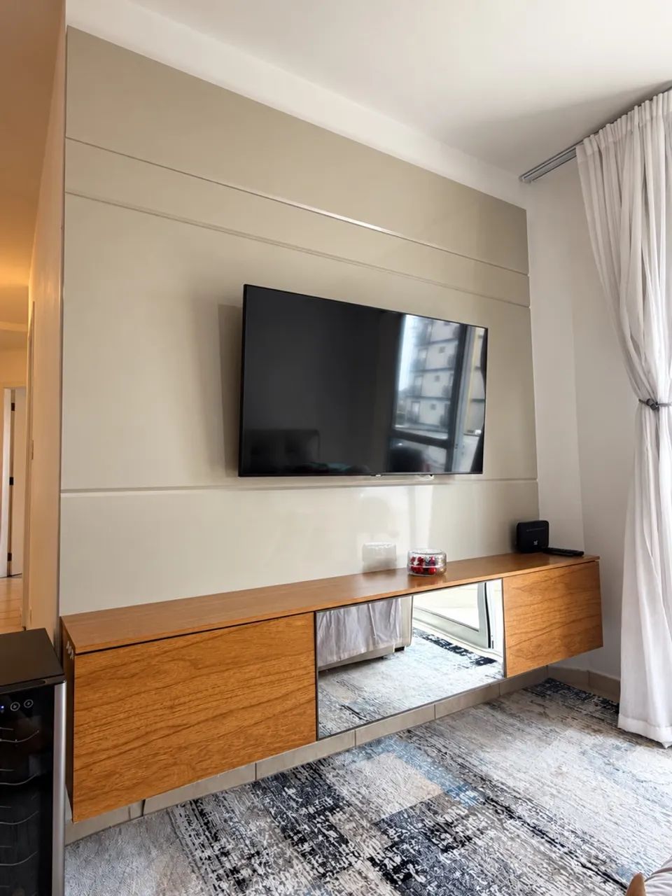 Estante para TV e Home Theater até 84 Polegadas 100% MDF com LED com Vidro Reflecta