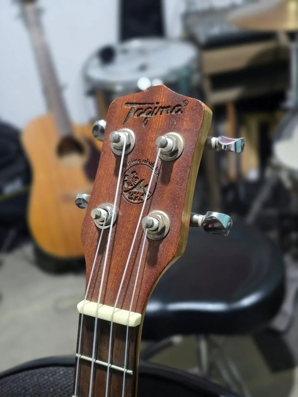 Ukelele Tagima 27K com Cordas Áquila 