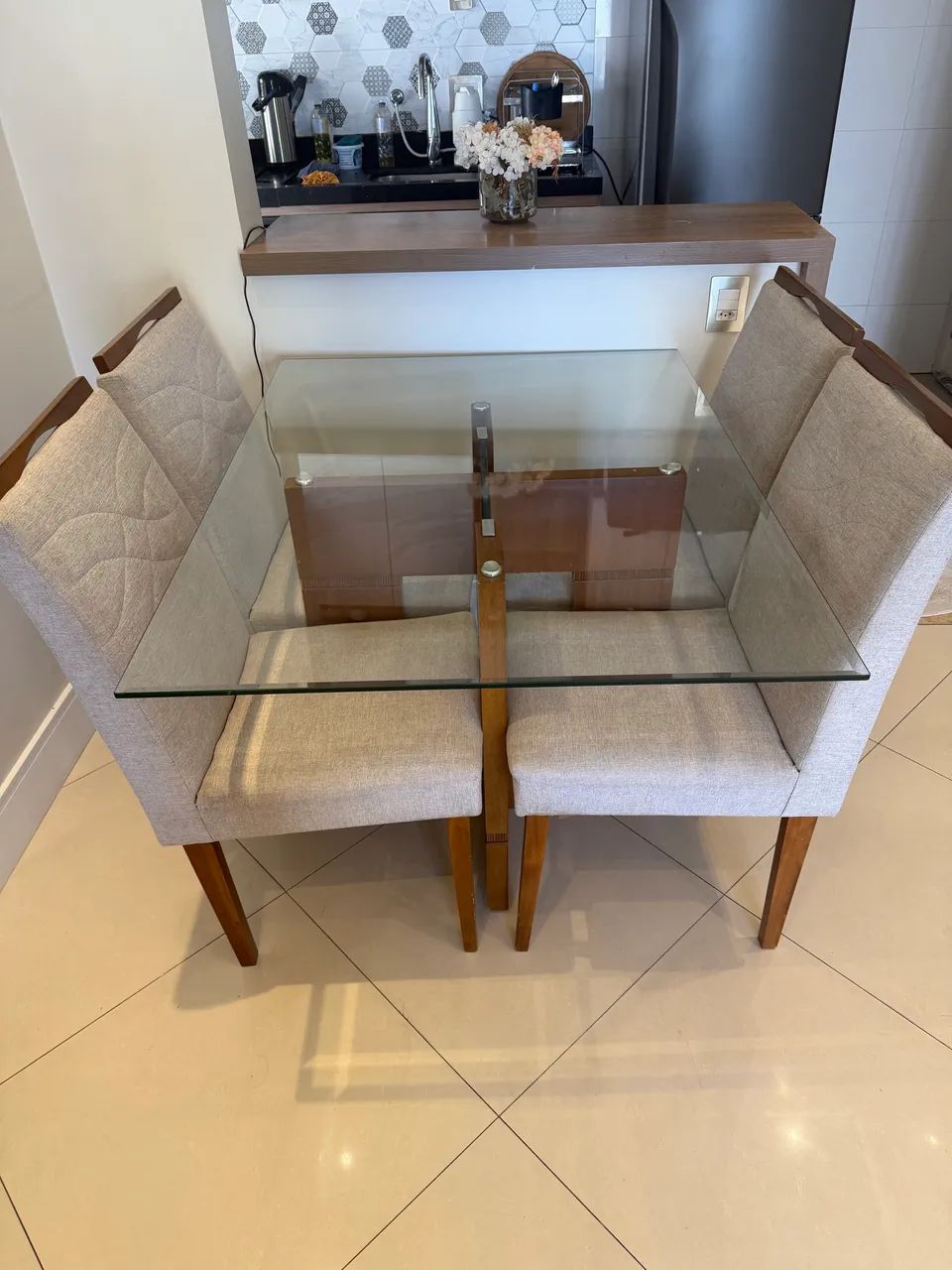 Vendo mesa  de vidro com 4 cadeiras - Foto 5