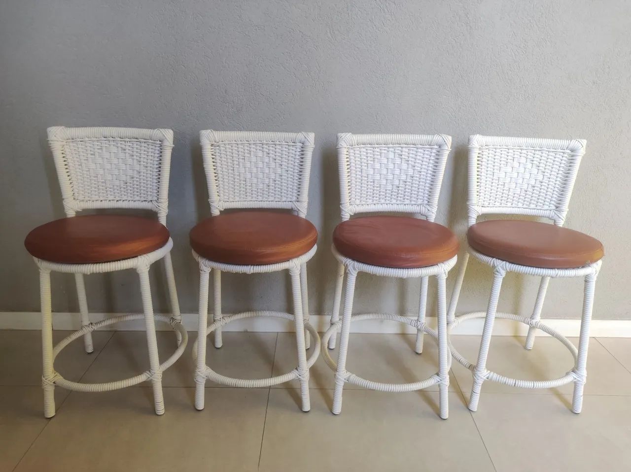 jogo de Banquetas em rattan. Jogo com 4 unidades