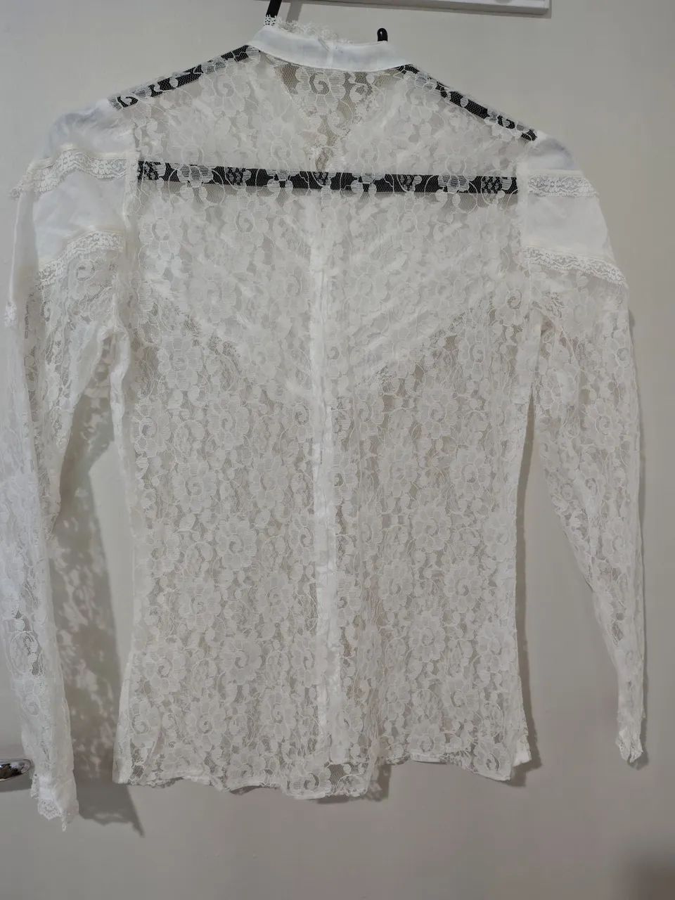 Camisa branca em renda, com detalhes na pala, usada - Foto 2