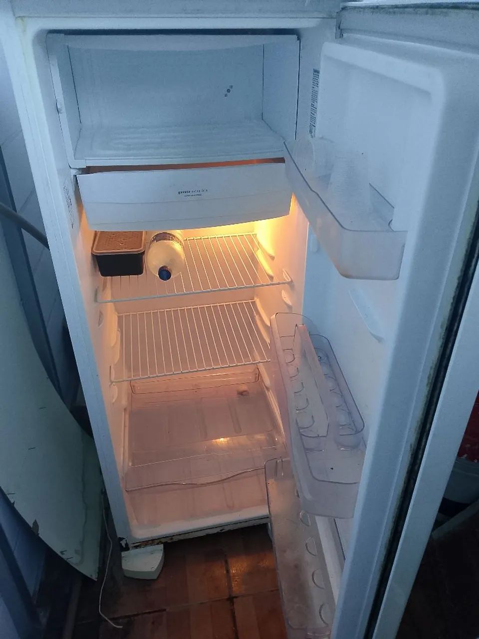 Vendo geladeira 1 porta Eletrolux l - Foto 4