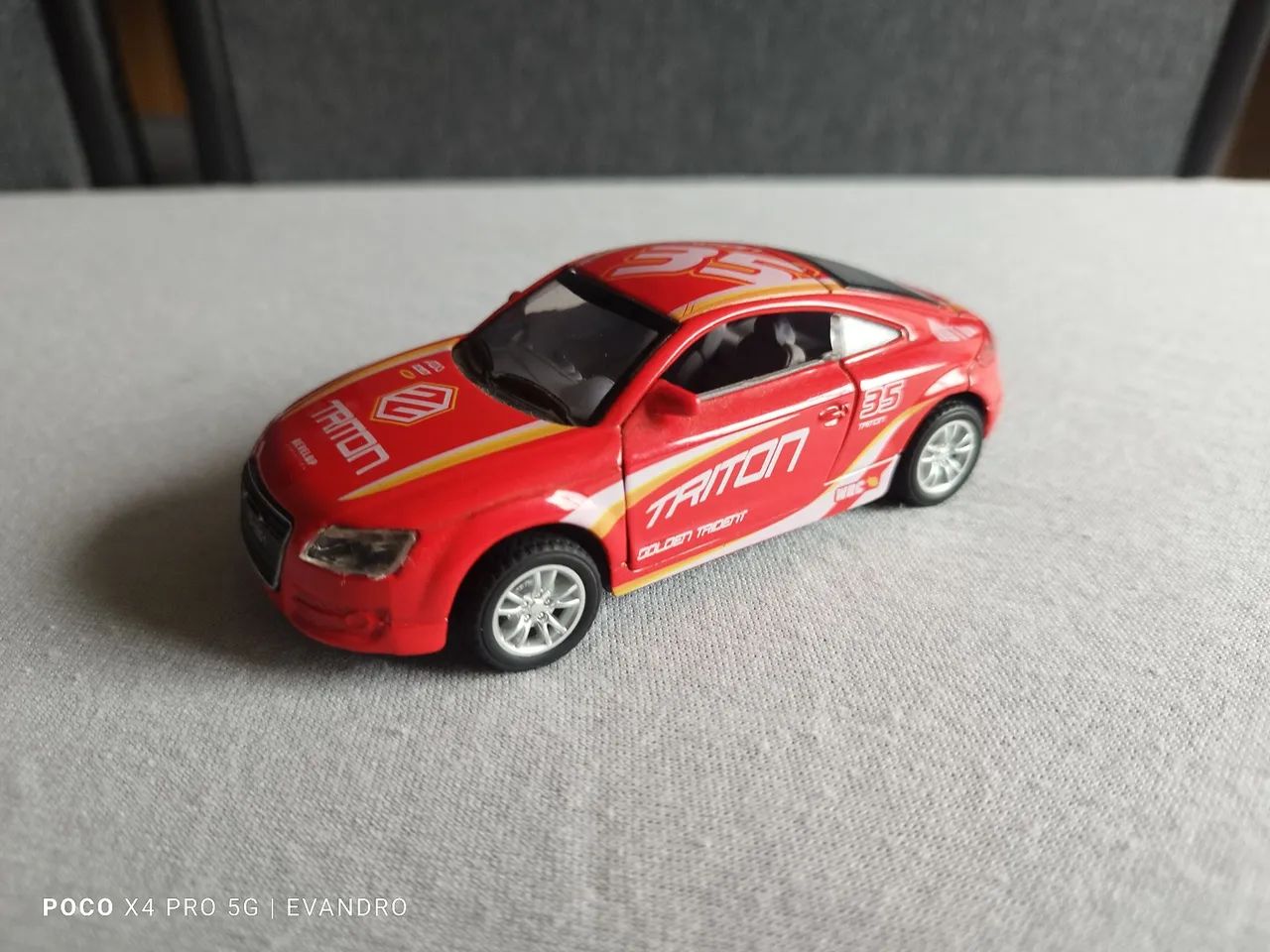 Miniatura Triton corrida 