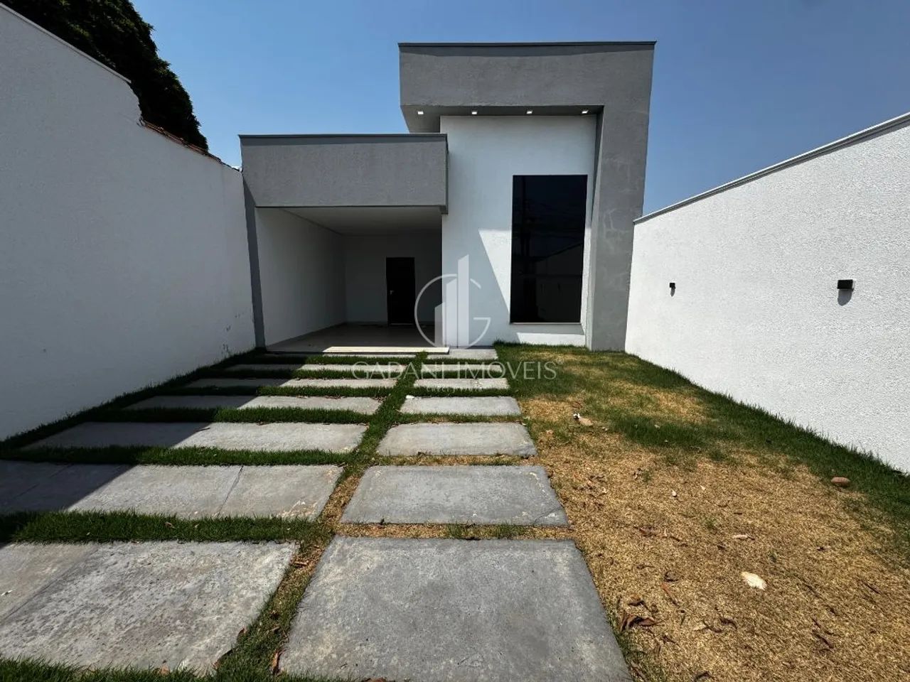 CASA com 03 quartos sendo 01 suíte à VENDA NO JARDIM CELESTE EM SINOP-MT