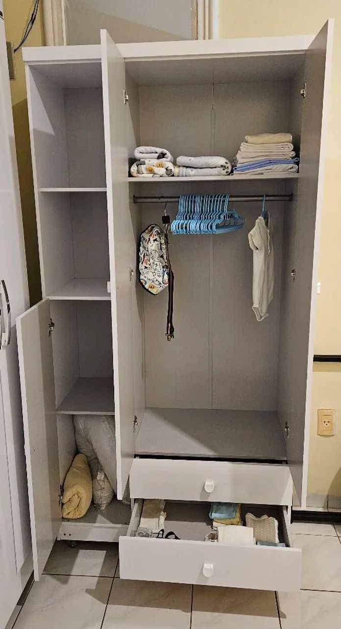 Guarda-roupa infantil branco - Excelente estado, espaçoso e com rodinhas! - Foto 3