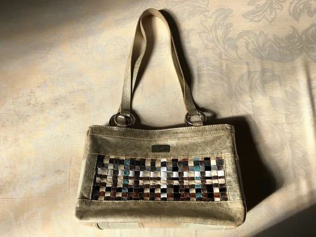 Bolsa de Couro Pequena Dourada e Bege - Foto 2