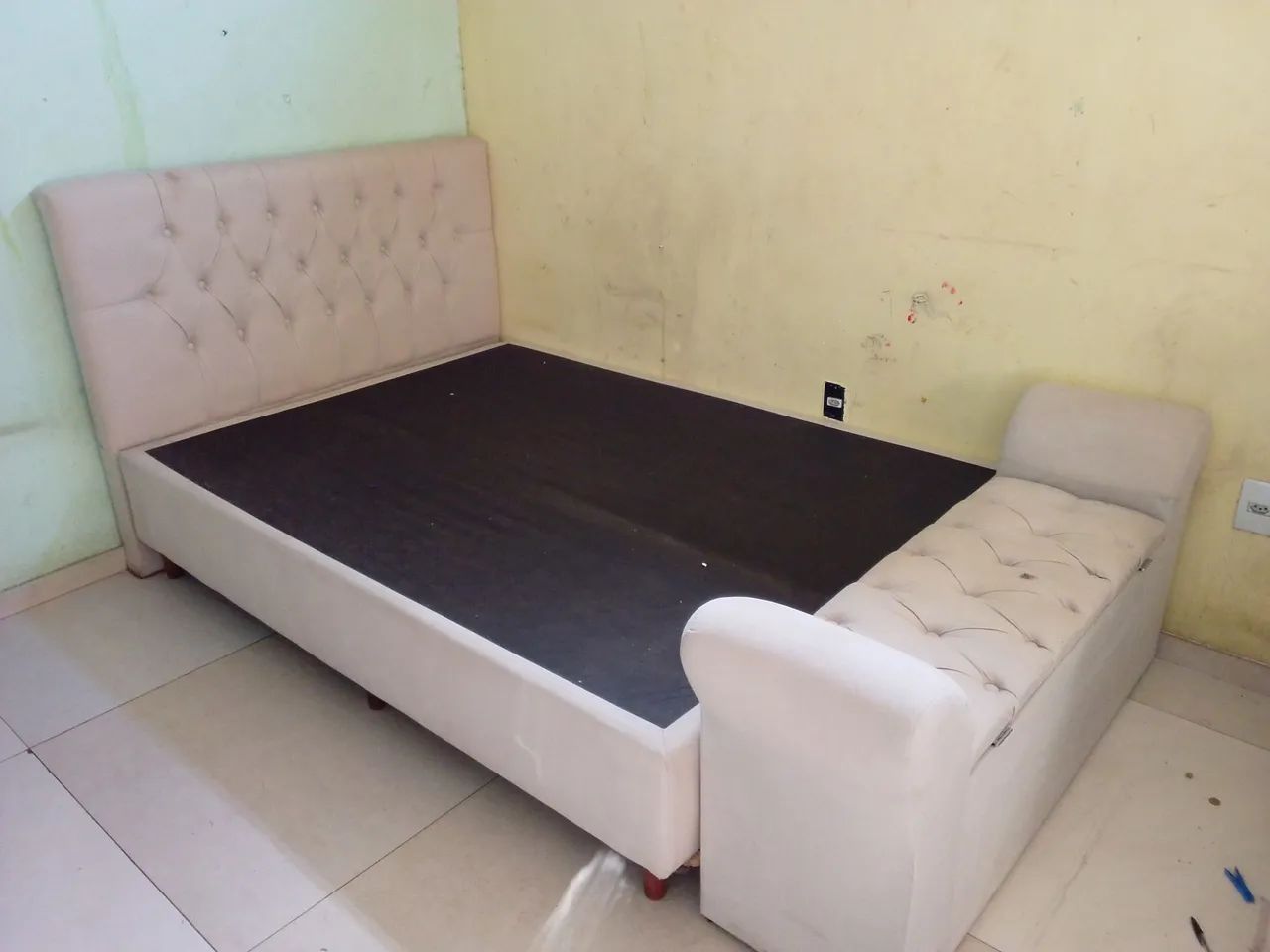 Cama casal marfim com cabeceira e baú  - Foto 2