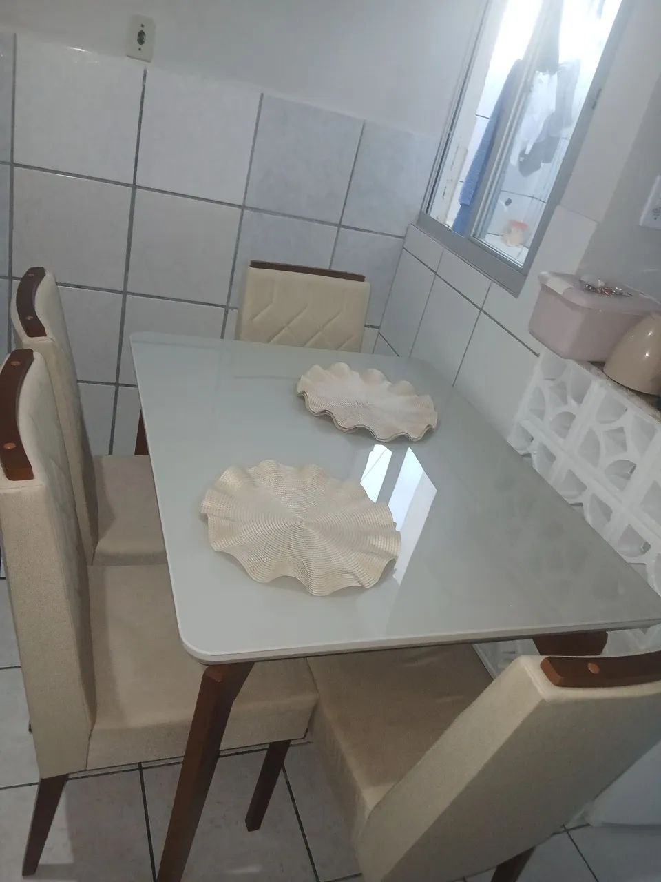 Vendo mesa 4 cadeiras semi nova - Foto 2