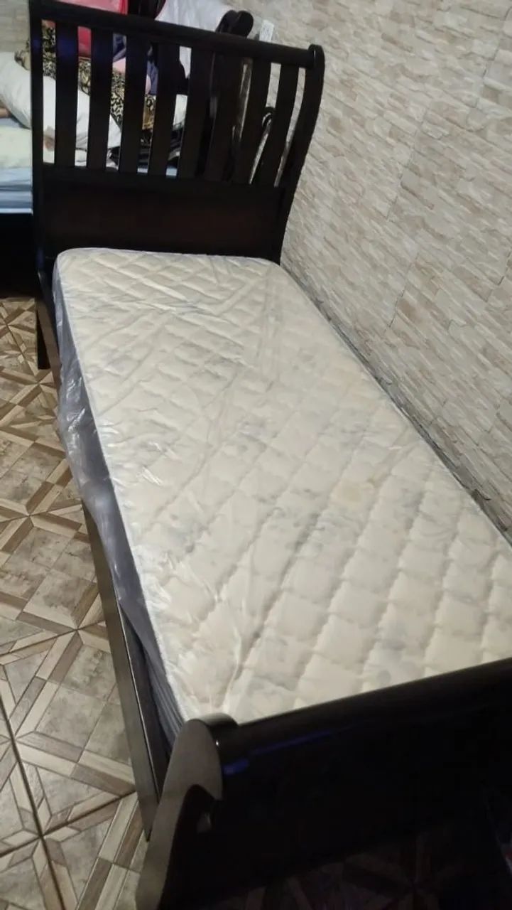 Cama solteiro com auxiliar + dois colchões de solteiro 
