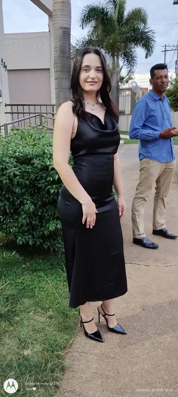 Vestido preto de cetim. 