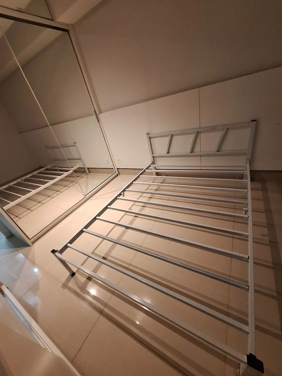 Vendo cama casal branca 