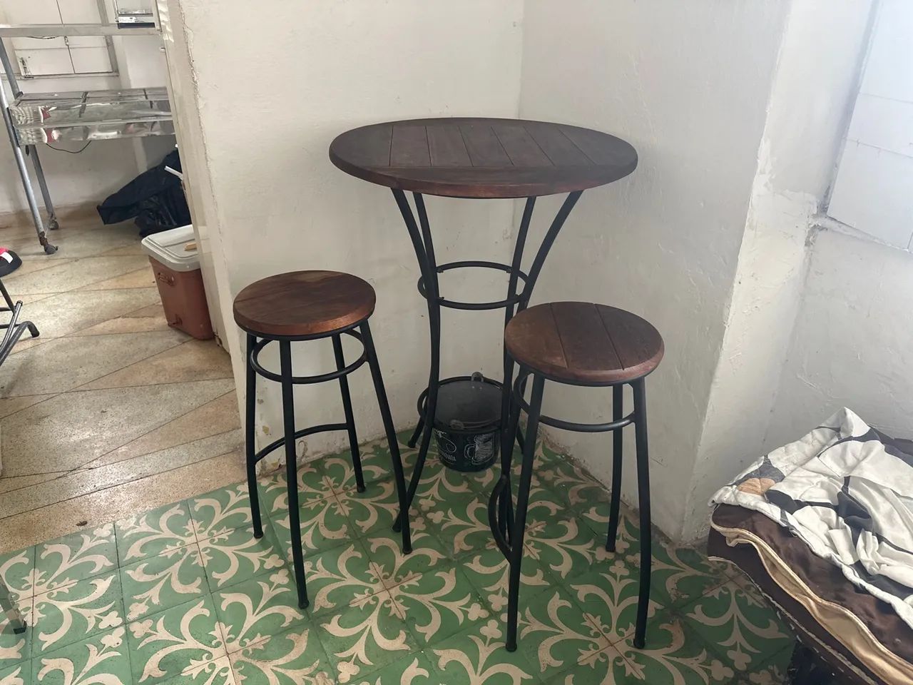 Mesa bistrô com 2 bancos , ilha com oito cubas, estufa quente para mol - Foto 2