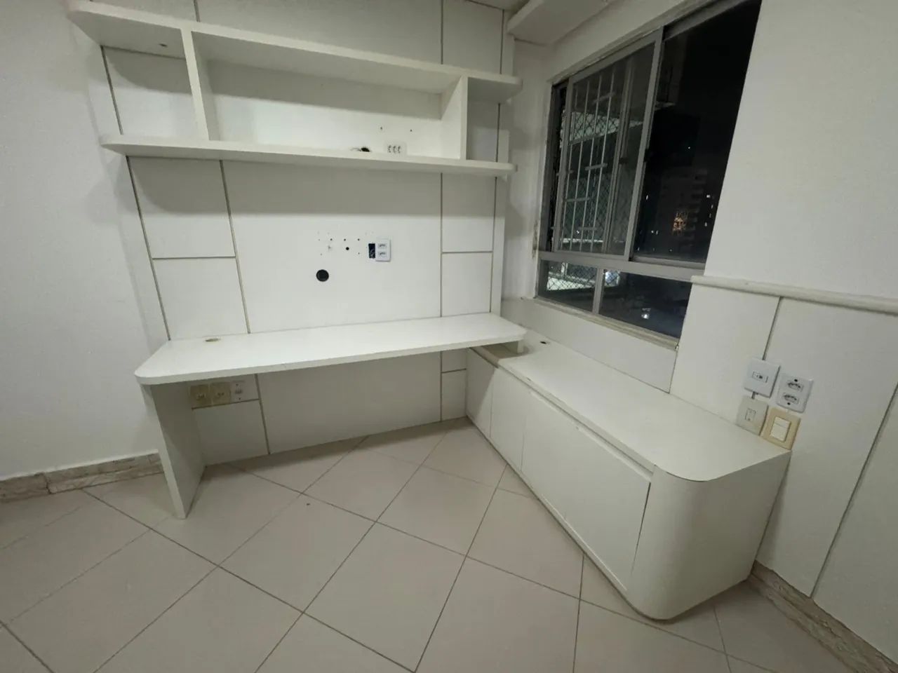 Escrivaninha modelada 467357283155988481