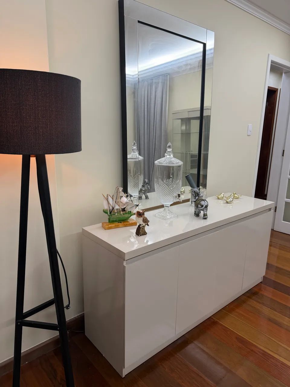 Vendo mesa de jantar,abajur de pé,espelho,buffet,aparador,cristaleira e 1 tv 55 polegadas  - Foto 2