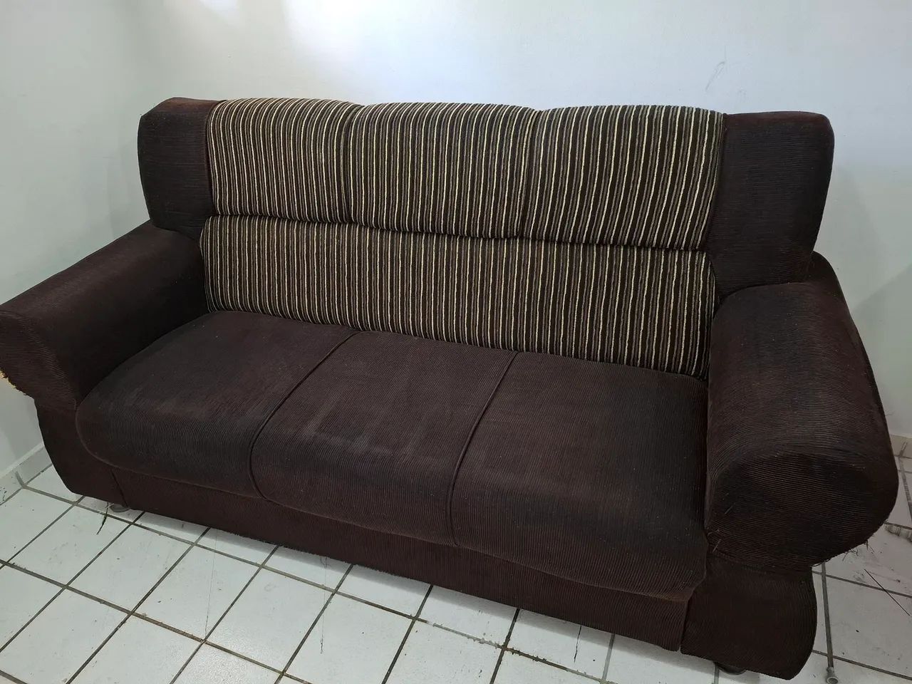 Sofá 3 Lugares Marrom Higienizado - Bom para Uso - Foto 2