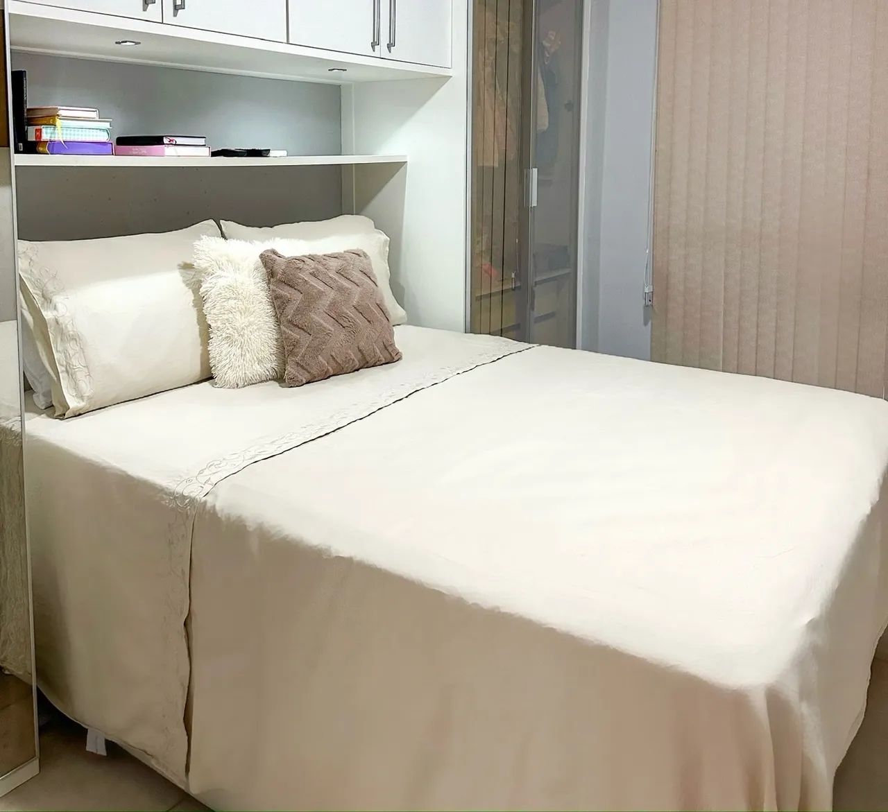 Vendo cama box queen com baú 