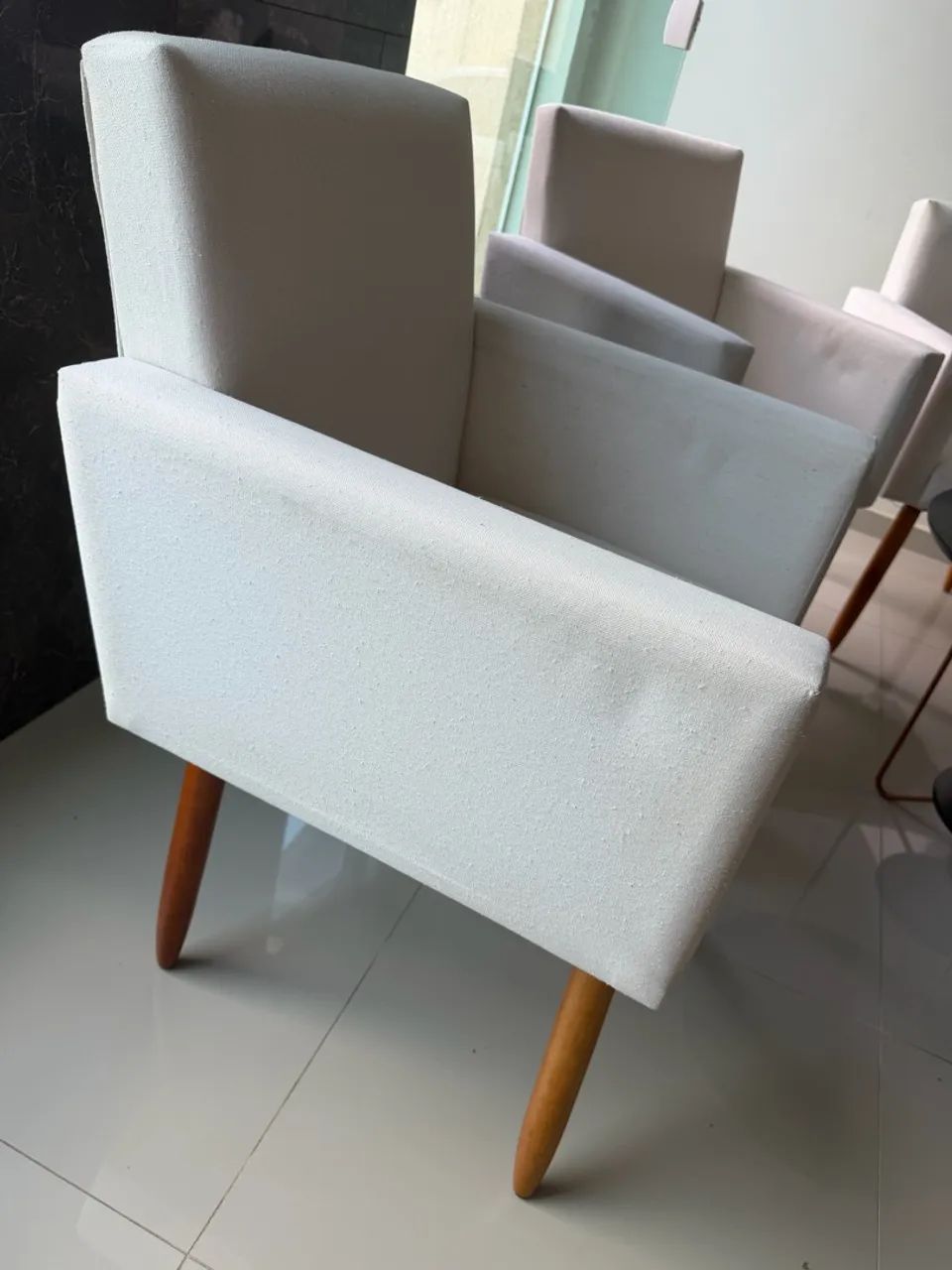 3 Poltronas decorativas tecido Linho + mesinhas de centro - Foto 4