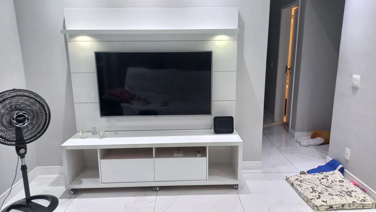 Rack com painel branco, com luminária, lindo! - Foto 2