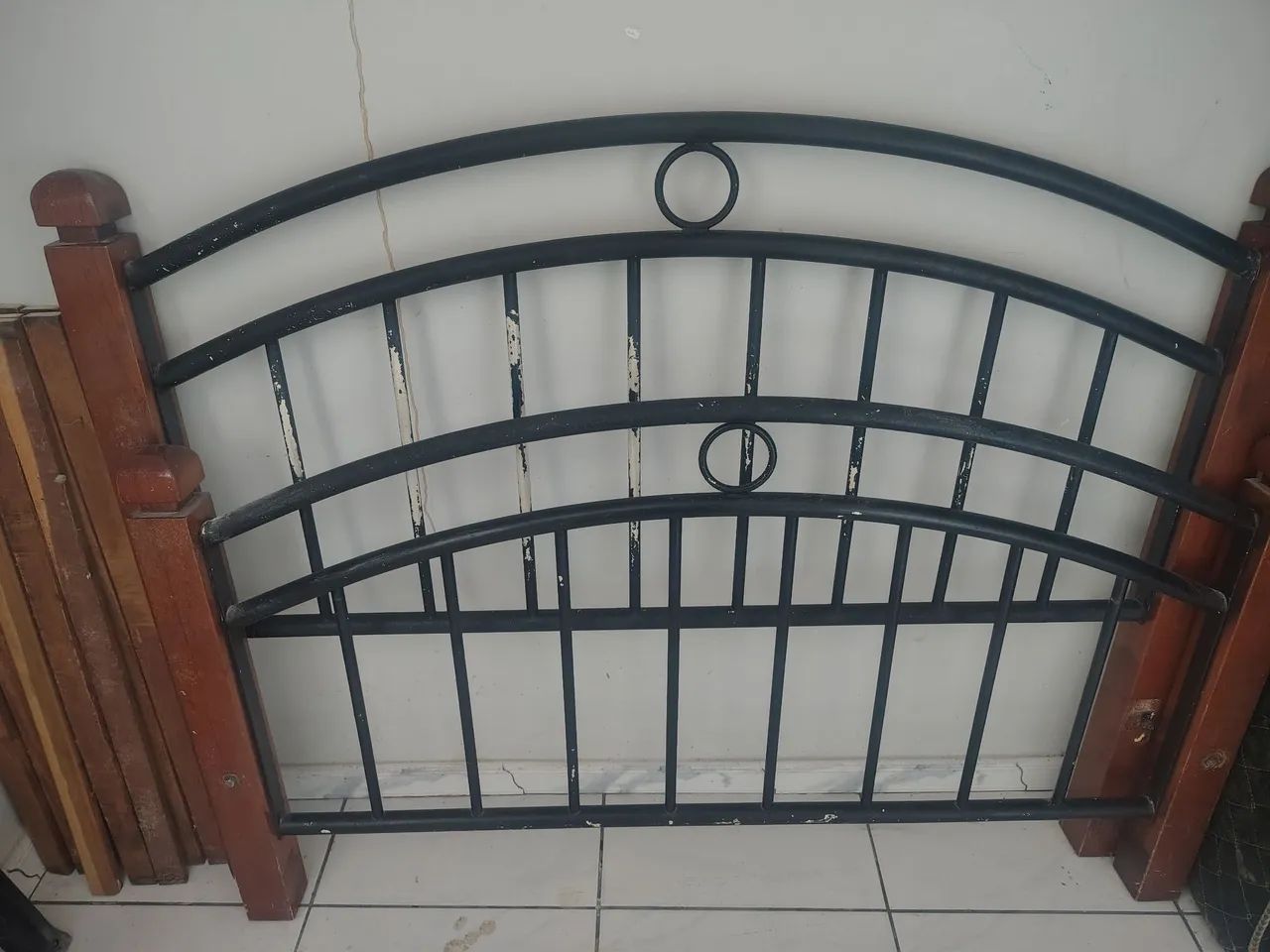 VENDO CAMA DE FERRO E MADEIRA ! BOM ESTADO! 300,00 REAIS - Foto 2