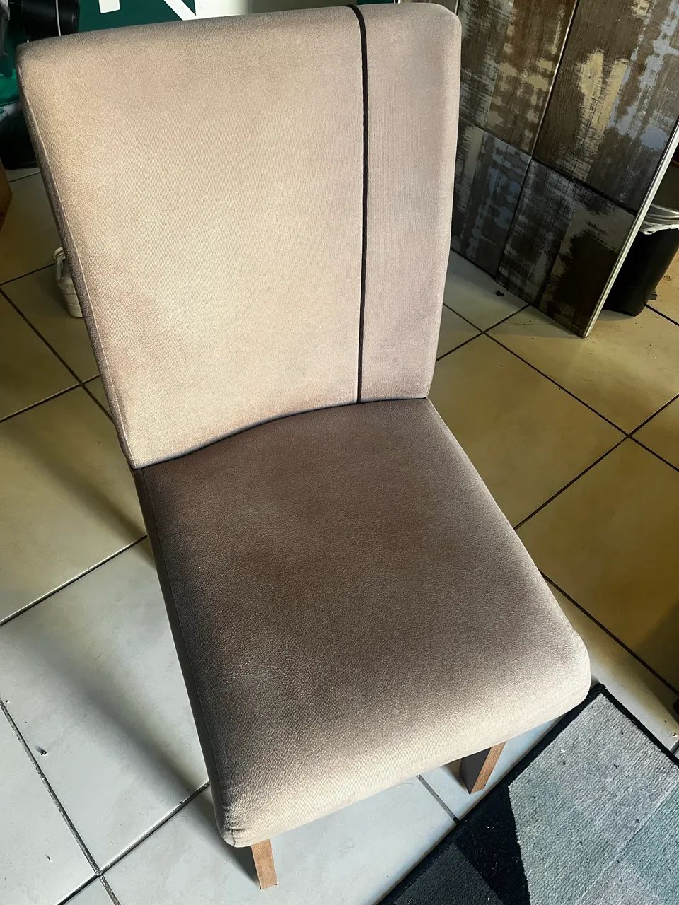 Mesa de Jantar 6 Lugares com Cadeiras Estofadas - Excelente Estado de Conservação - Foto 4