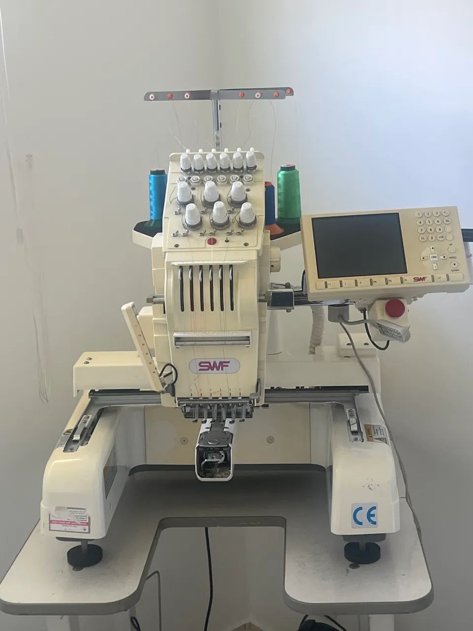 Máquina de bordado industrial 6 agulhas