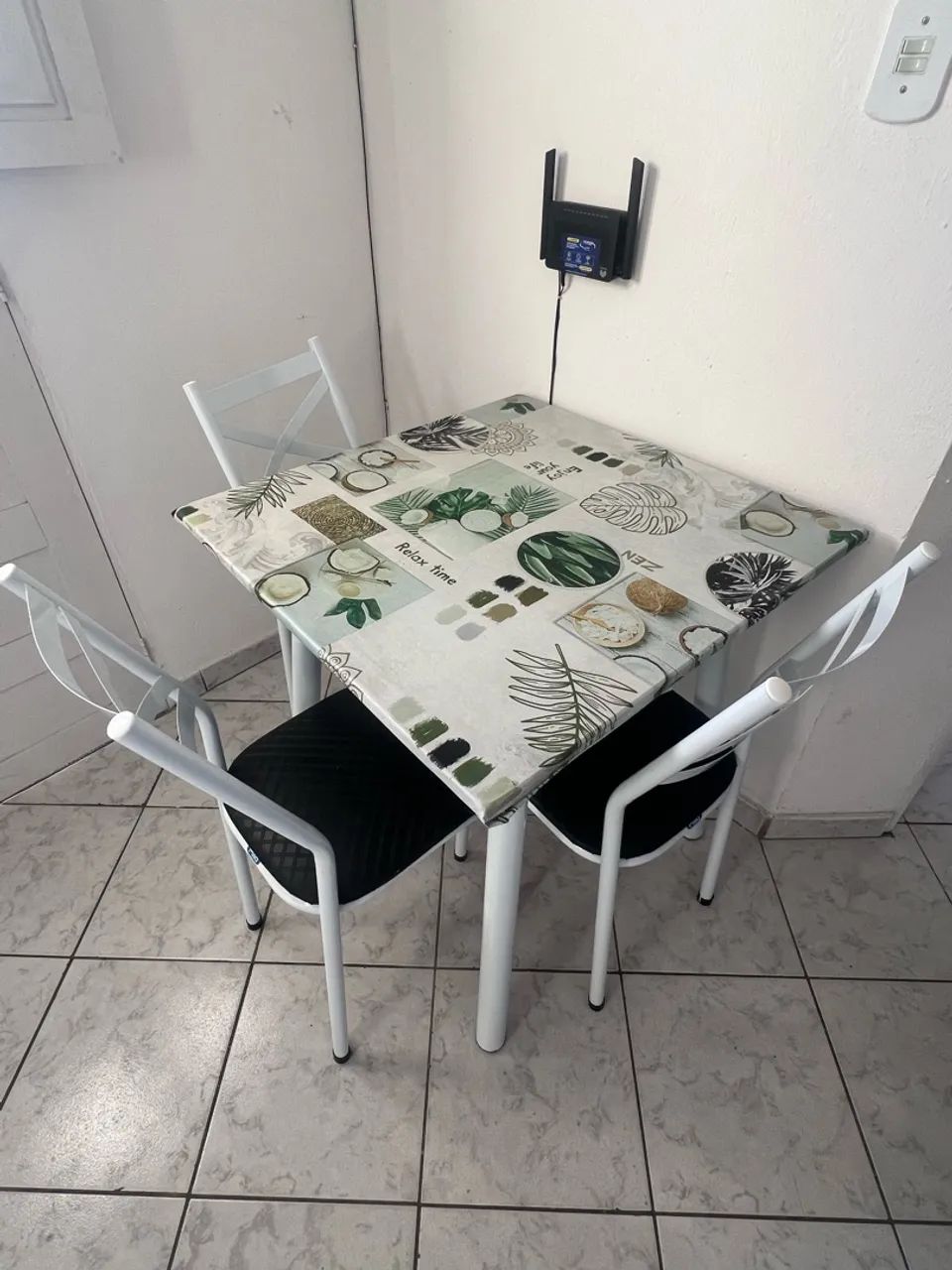 Mesa de Jantar Compacta com 4 Cadeiras - Marca Mila (Seminova)
