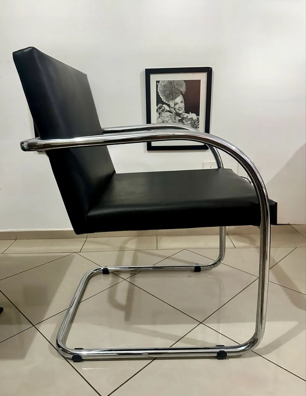 Cadeira cantilever Tok&Stok modelo BRNO com estrutura em aço tubular e assento estofado - Foto 5
