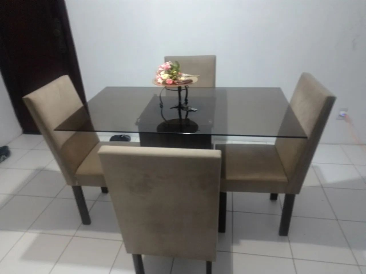 Conjunto de mesa com 4 cadeiras 