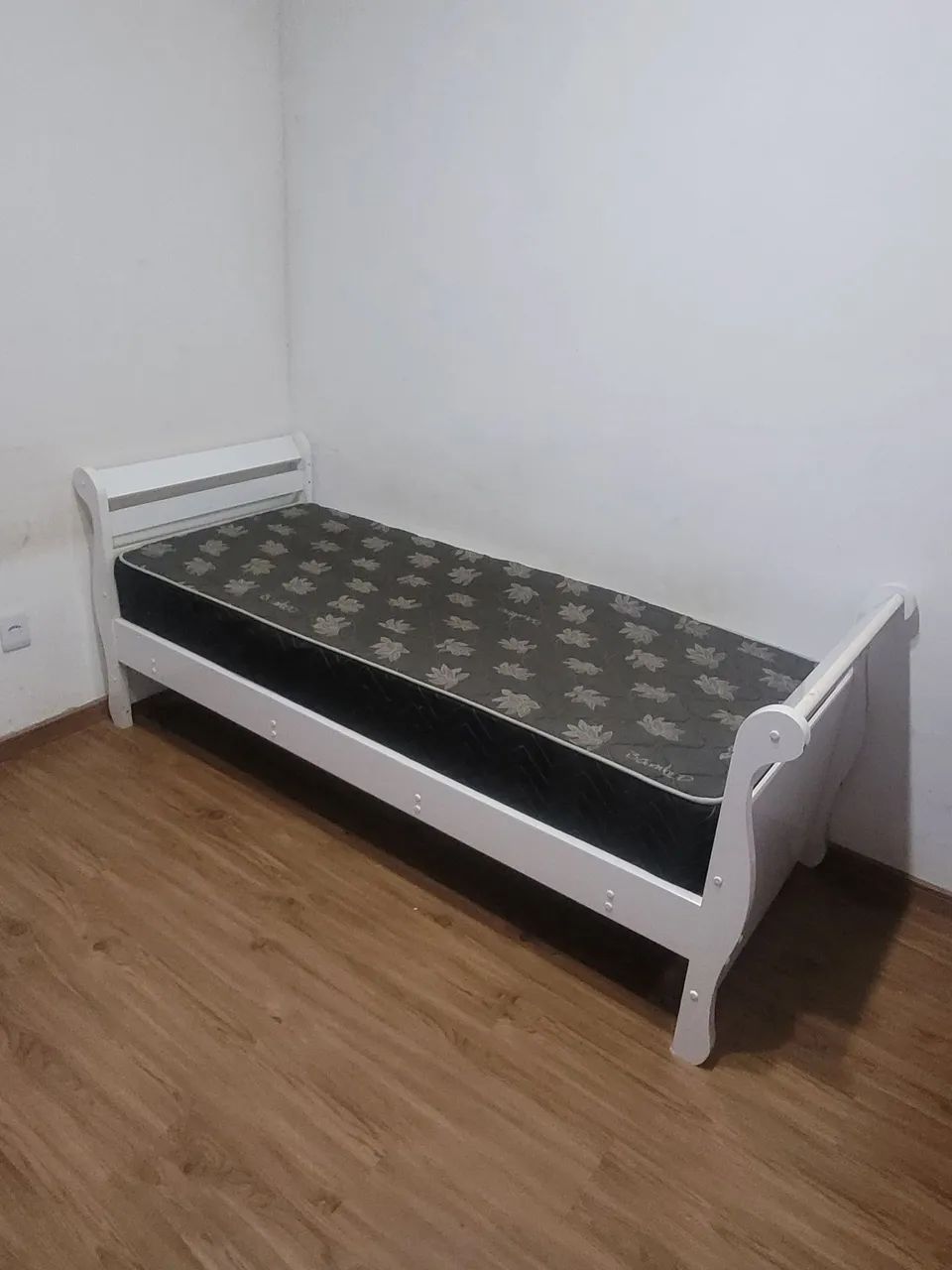 Vendo 02 cama de solteiro em ótimo estado com colchão.... - Foto 3