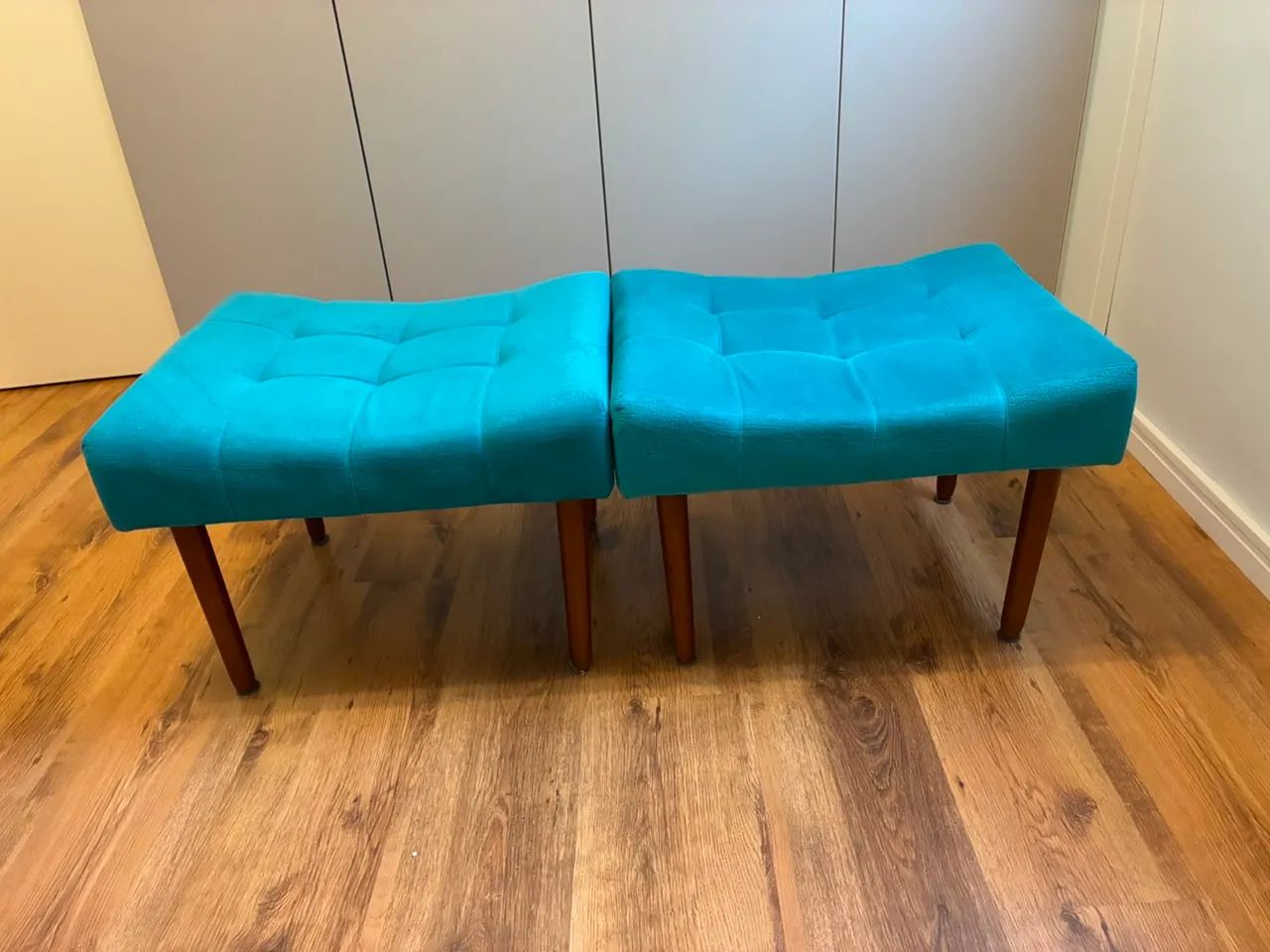 Par de Puffs / Poltronas Sem Encosto Azul Turquesa - Pés Palito
